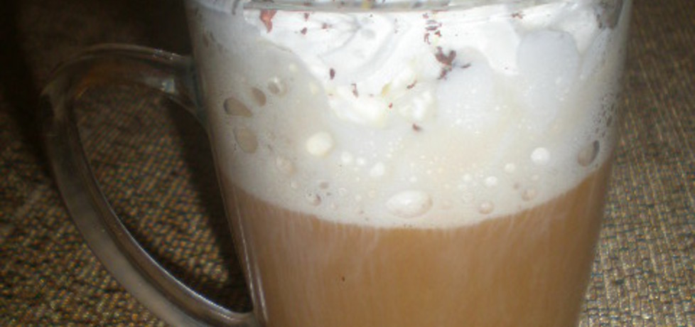 Mleczna kawa z bitą śmietaną i czekoladą (autor: ilonaalbertos ...