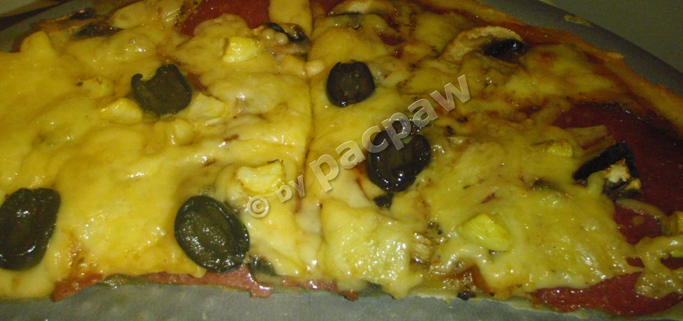Pizza z salami i czarnymi oliwkami (autor: pacpaw)