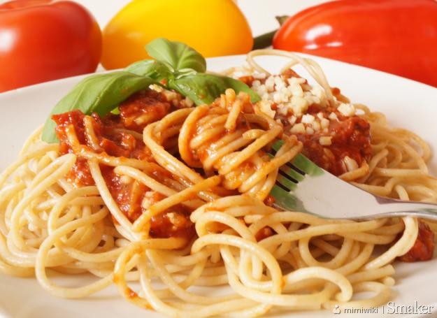 Razowe spaghetti z pieczarkami i papryką