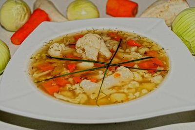 Zupa kalafiorowa z koperkiem oraz nutką czosnku.