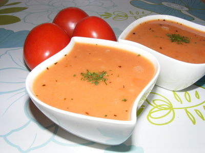 Zupa pomidorowa ze świeżych pomidorów z mięsem i ryżem ...