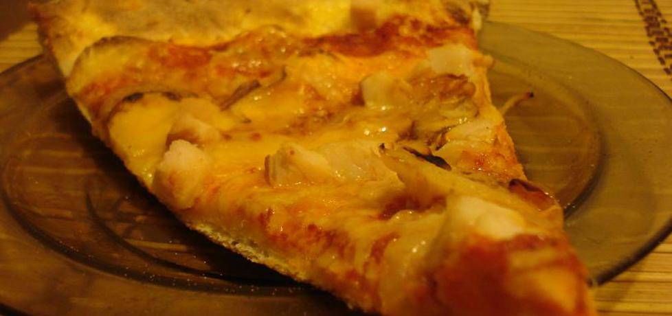 Pizza z wędzonym kurczakiem i sosem chili (autor: ania67 ...