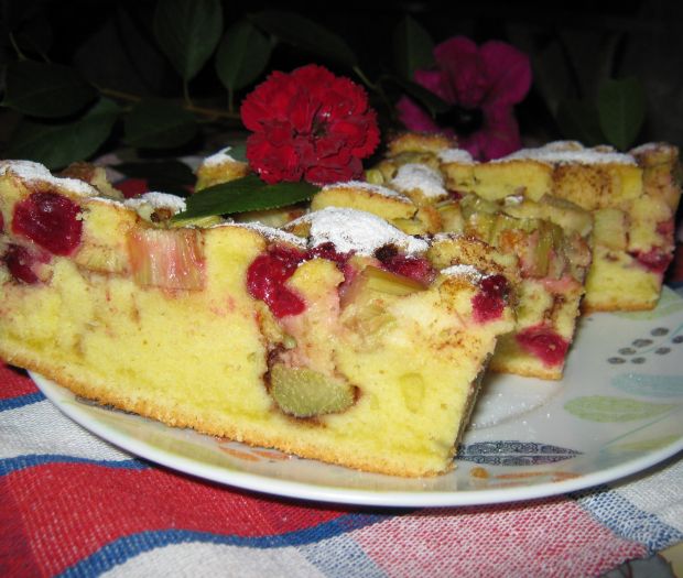Przepis  ciasto z wiśniami i rabarbarem przepis