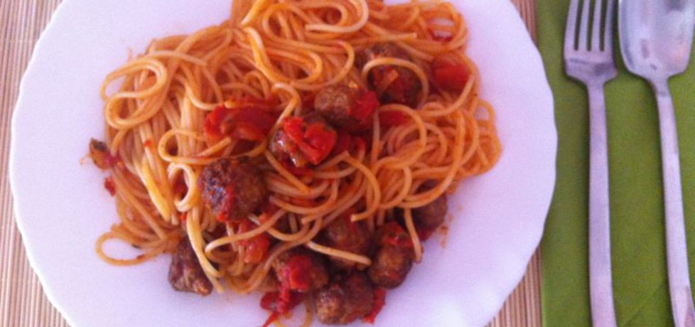 Spaghetti z klopsikami wołowymi w sosie pomidorowym (autor ...