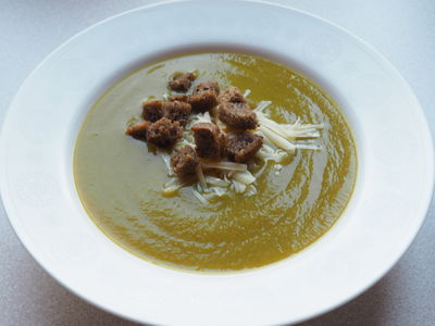 Jarzynowa zupa krem z curry i razowymi grzankami
