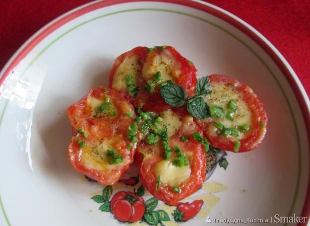 Pomidory nadziewane serem na ciepło