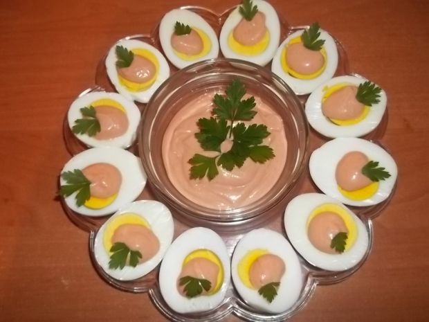 Przepis  jajka z sosem majonezowo