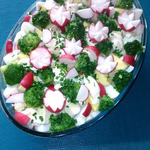 Wiosenna sałatka z kalafiorem i brokułem