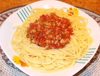 Spaghetti z sosem ze świeżych pomidorów.