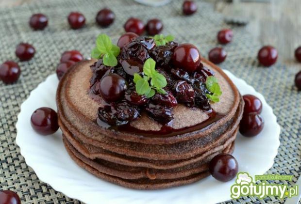 Przepis  czekoladowe pancakes z wiśniami przepis