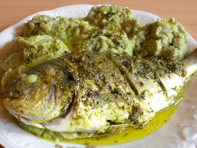 Ryba w maśle ziołowym z puree brokułowo