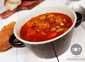 Pikantna zupa pomidorowa z suszonymi pomidorami i białą fasolą ...