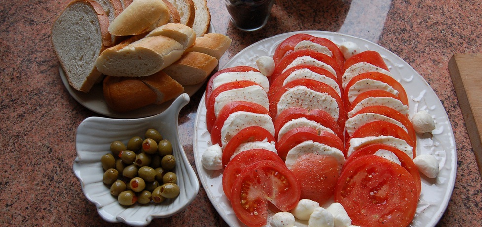 Włoska prosta kolacyjka z mozzarellą i oliwkami (autor: renata22 ...