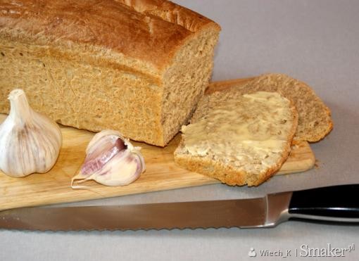 Pełnoziarnisty chleb tostowy z ziołami.