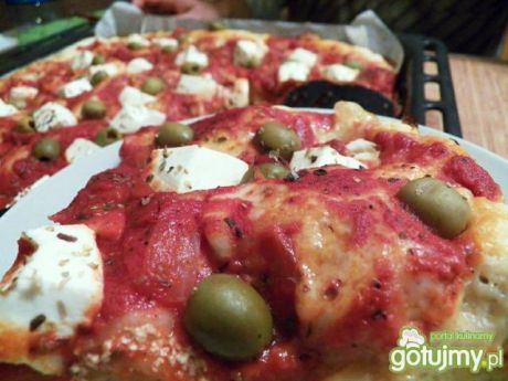 Przepis  pizza z fetą i oliwkami przepis