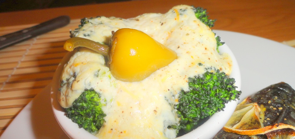 Brokuły pod pierzynką serowo