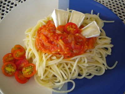 Spaghetti z sosem pomidorowym i serem camembert ...