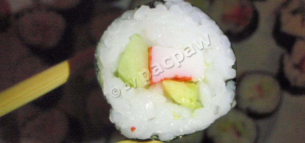 Sushi maki z paluszkami krabowymi, ogórkiem i awokado (autor ...
