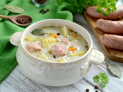 Zupa ogórkowa z białą kiełbasą
