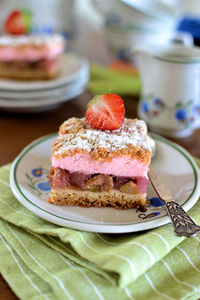 Ciasto rabarbarowe z różową pianką