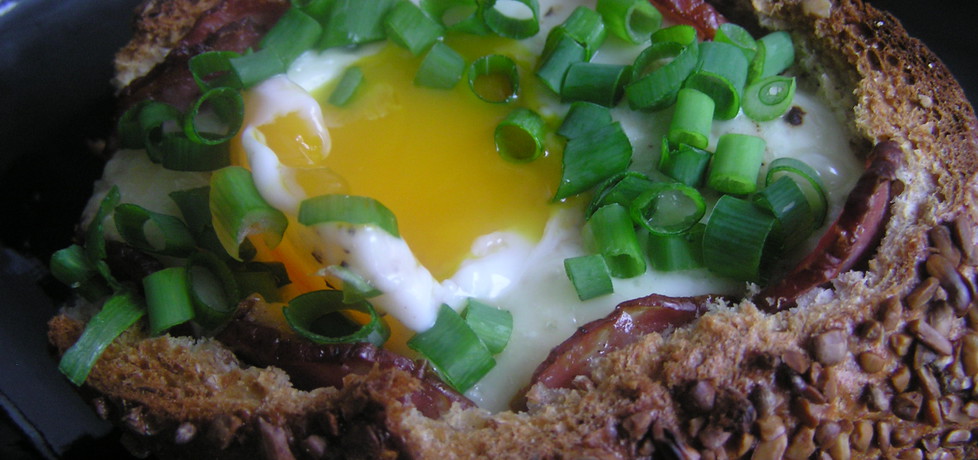 Jajka z kiełbasą i gorgonzolą w kokilkach z bułki (autor: bernadettap ...