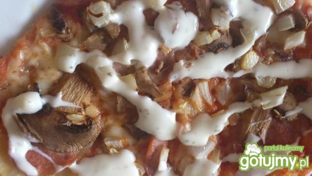 Przepis  pizza z kiełbasą i pieczarkami przepis