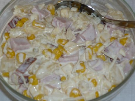 Przepis  sałatka serowa z szynką i kukurydzą przepis