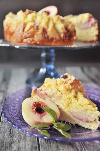 Ciasto drożdżowe z brzoskwiniami i kruszonką