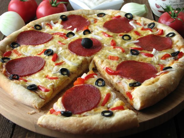 Przepis  pyszna pizza z salami przepis