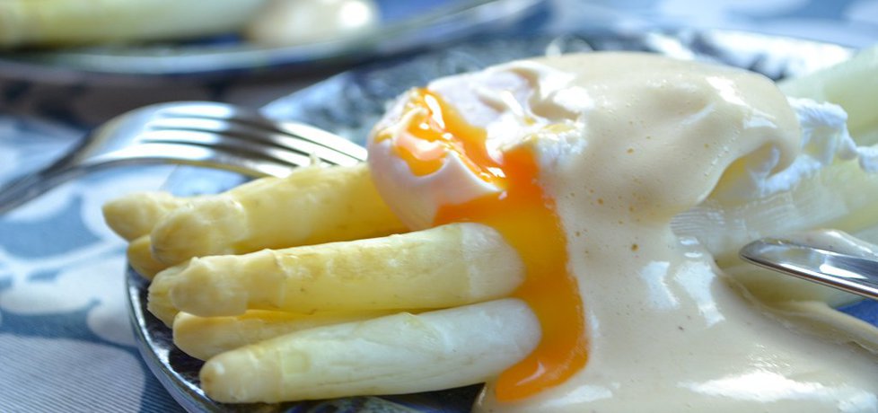 Białe szparagi z jajkiem w koszulce i sosem holenderskim (autor ...