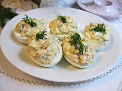 Faszerowane jajka z łososiem i cebulką