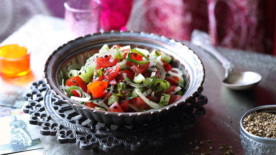 Indyjska sałatka z pomidorów i ogórków