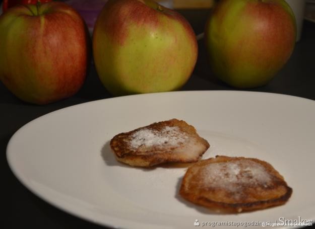 Cynamonowe pancakes z musem jabłkowym