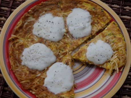 Przepis  makaronowy omlet z mozzarellą przepis