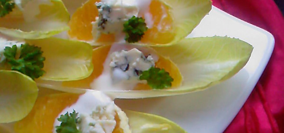 Sałatka z cykorii z pomarańczą i niebieskim serem pleśniowym ...