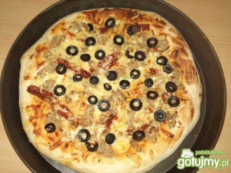 Pizza z tuńczykiem i oliwkami (mączne)