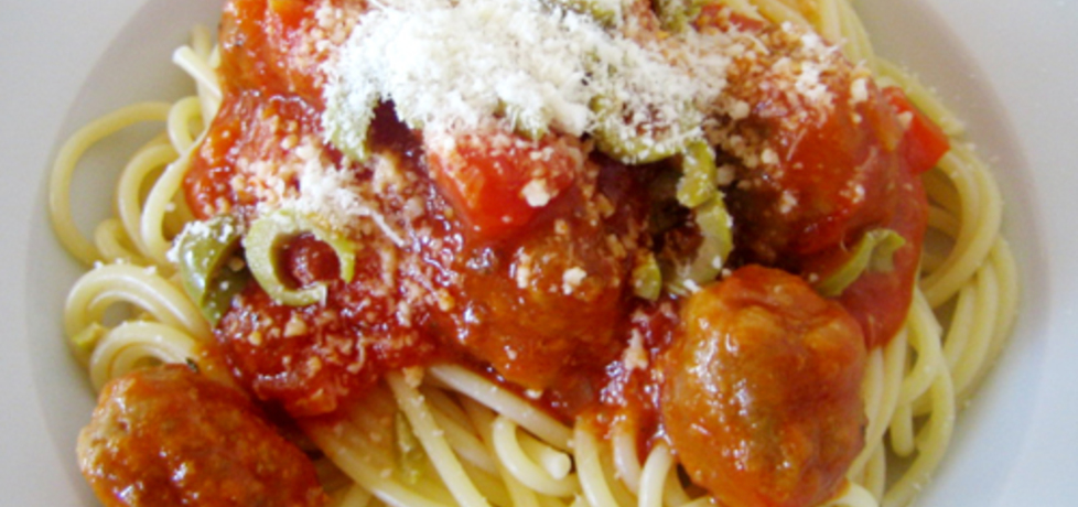 Spaghetti z klopsikami w sosie pomidorowym z papryką i oliwkami ...