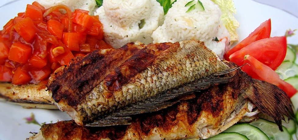 Ryba z grilla z ryżem i marchewką. (autor: luna19)