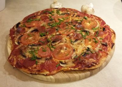 Pizza pepperoni z pieczarkami i szczypiorem