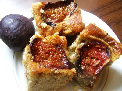 Ciasto z orzechów laskowych z figami i miodem