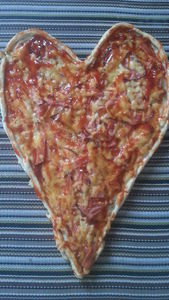 Super cienka pizza serduszko z sznką i serem dominisi ...