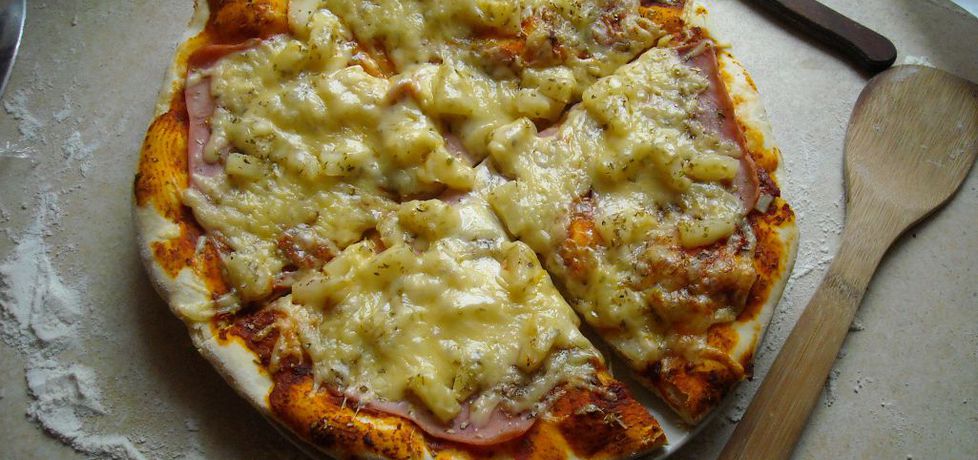 Pizza hawajska na chrupiącym cienkim lub średnim spodzie. (autor ...