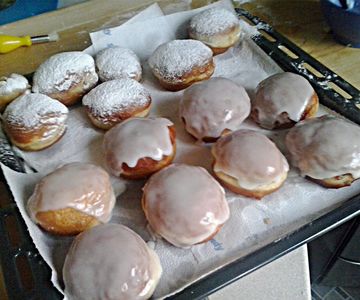 Tradycyjne pączki z marmoladą lub budyniem