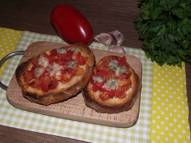 Przepis  bruschetta z pomidorami i gorgonzolą przepis