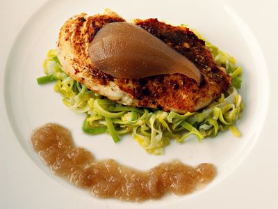 Kurczak na porach z sosem z marynowanej gruszki