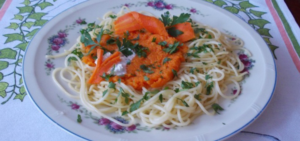 Makaron spaghetti z sosem marchewkowym. (autor: bernadeta1 ...