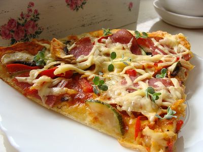 Domowa pizza z cukinią i salami