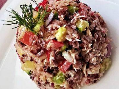 Sałatka z tuńczykiem i czarnym ryżem