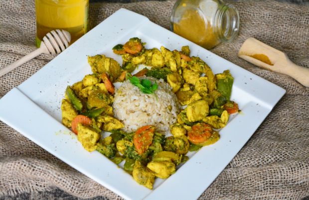 Przepis  miodowy indyk z warzywami i nutą curry przepis