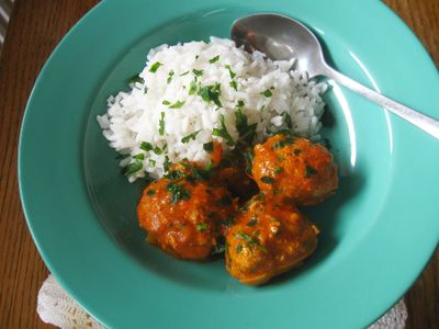 Klopsiki w pomidorowym sosie curry
